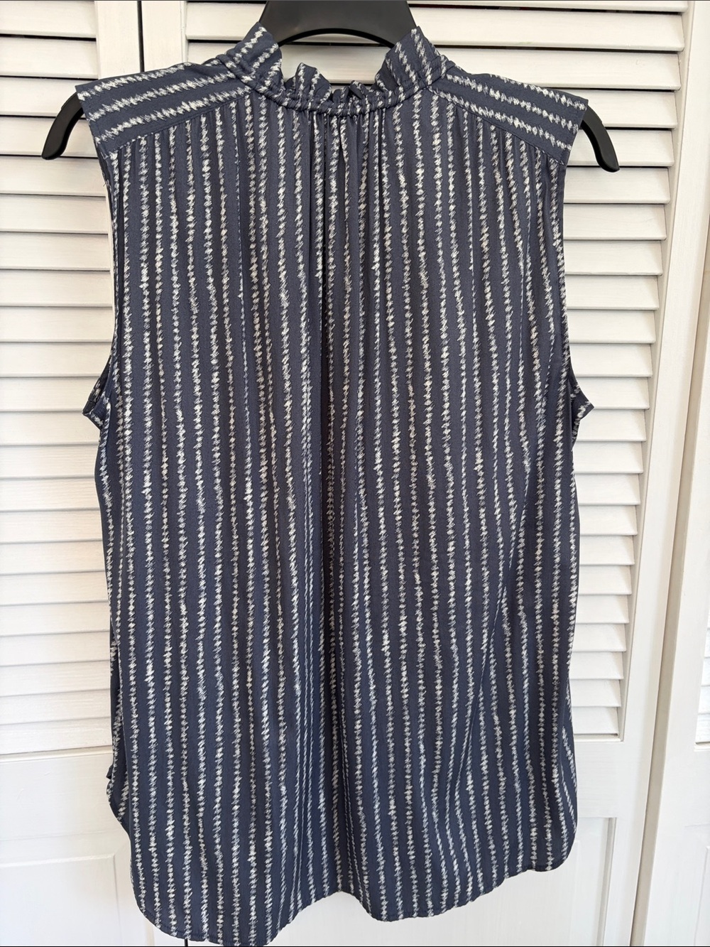 Loft Women’s Sz Med Sleeveless Top Ruffle Neck Gray White Lightweight - Picture 7 of 13